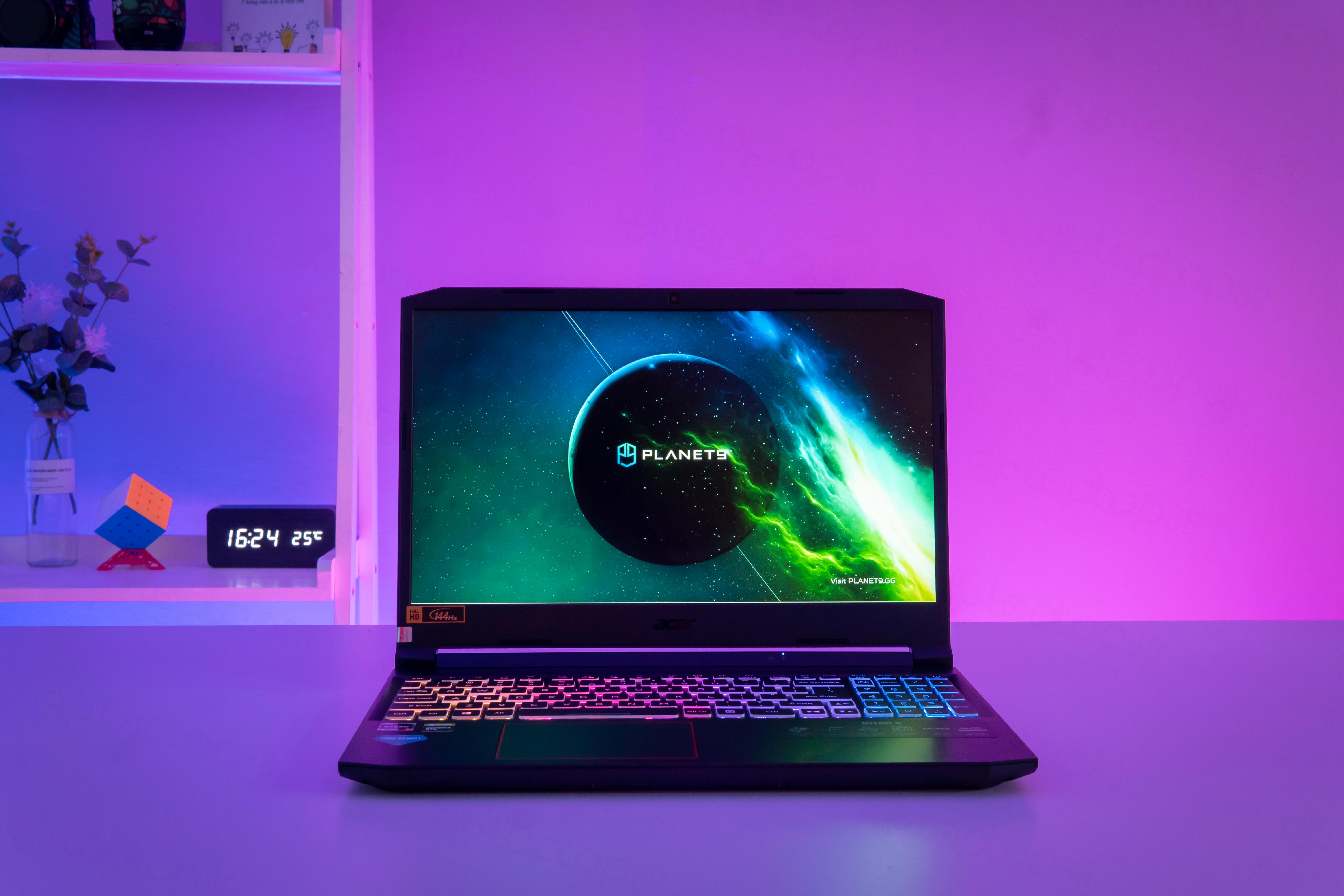Bộ ảnh nền Neon Lights huyền ảo cực đẹp giúp màn hình desktop ấn tượng hơn.