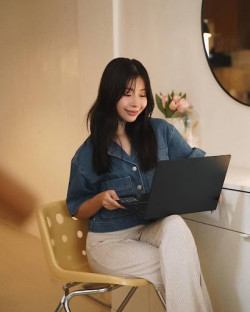 ASUS Zenbook 14 - Laptop AI mỏng nhẹ với màn hình Lumina OLED chuẩn màu sắc