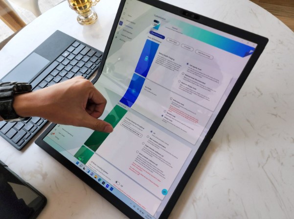 Asus Zenbook 17 Fold OLED - Laptop màn hình uốn dẻo đầu tiên của Asus