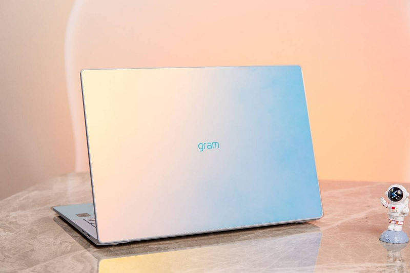 LG Gram Style 16 - Laptop cao cấp, hiện đại đổi màu mới lạ, touchpad ẩn độc đáo!