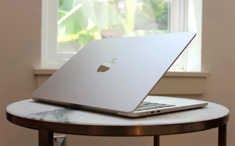 Có nên mua Macbook Silver không? Macbook màu Silver hợp với mệnh nào?