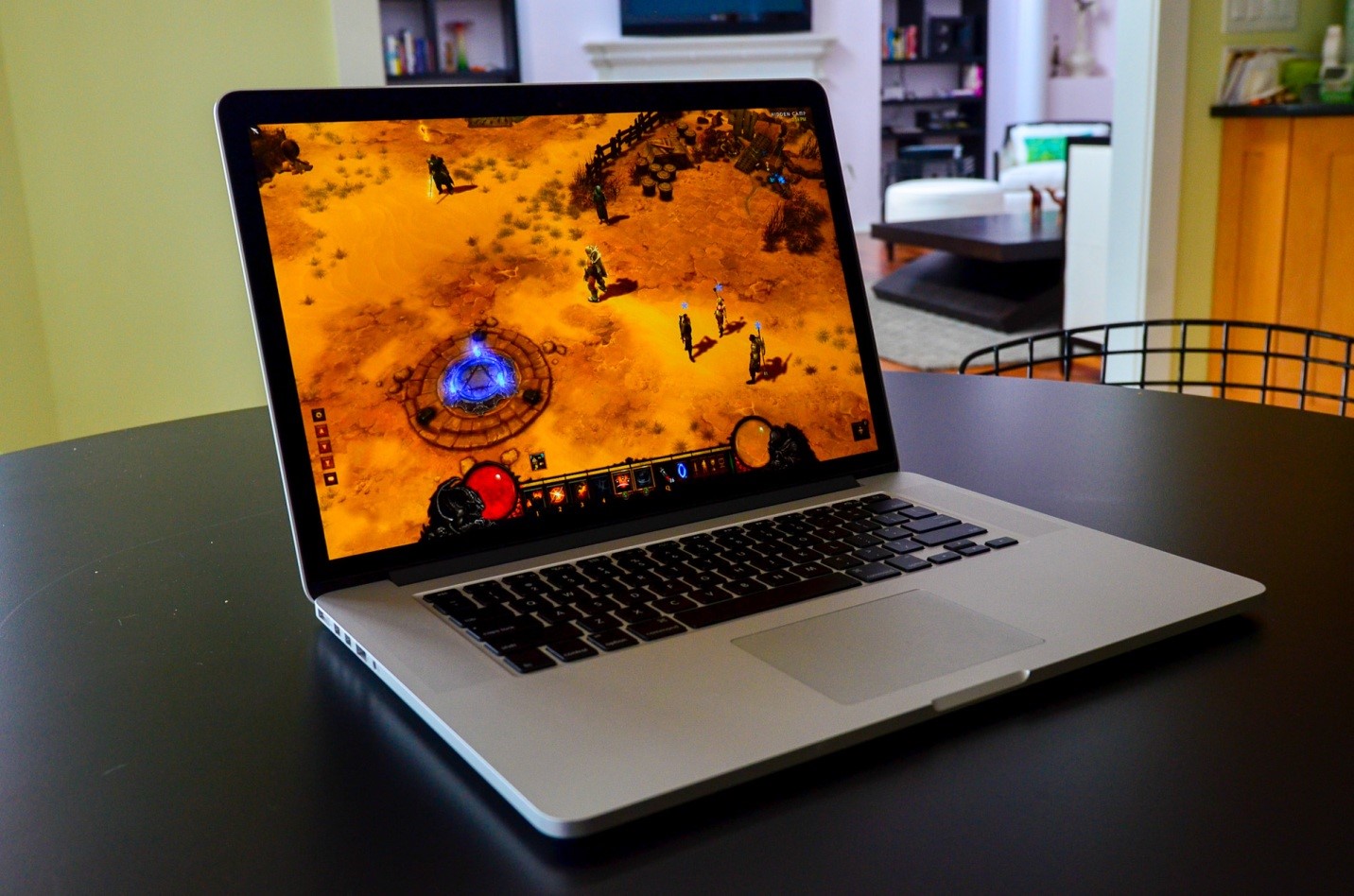 Macbook Pro 17 inch: Chiếc macbook có màn hình lớn với ưu thế vượt trội 
