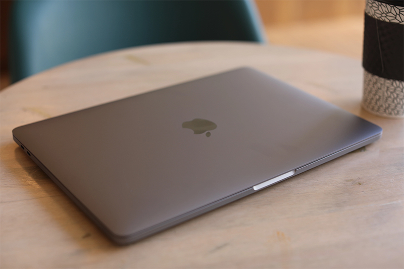 Nên mua Macbook màu xám hay màu bạc? Đâu là màu phù hợp với bạn?