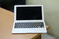 Macbook Air 2011 MC968 (Core i5 2467M, RAM 2GB, SSD 64GB, Intel HD Graphics 3000, 11.6 inch)