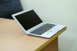 Macbook Air 2011 MC968 (Core i5 2467M, RAM 2GB, SSD 64GB, Intel HD Graphics 3000, 11.6 inch)