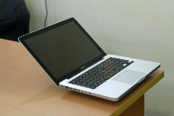 Macbook MB466 (Core 2 Duo P7350, RAM 2GB, HDD 250GB, Nvidia Geforce 9400M, 13.3 inch)
